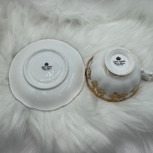 Royal Albert English Bone China tea cup & saucer. White china with gold flowers - Picture 9 of 9